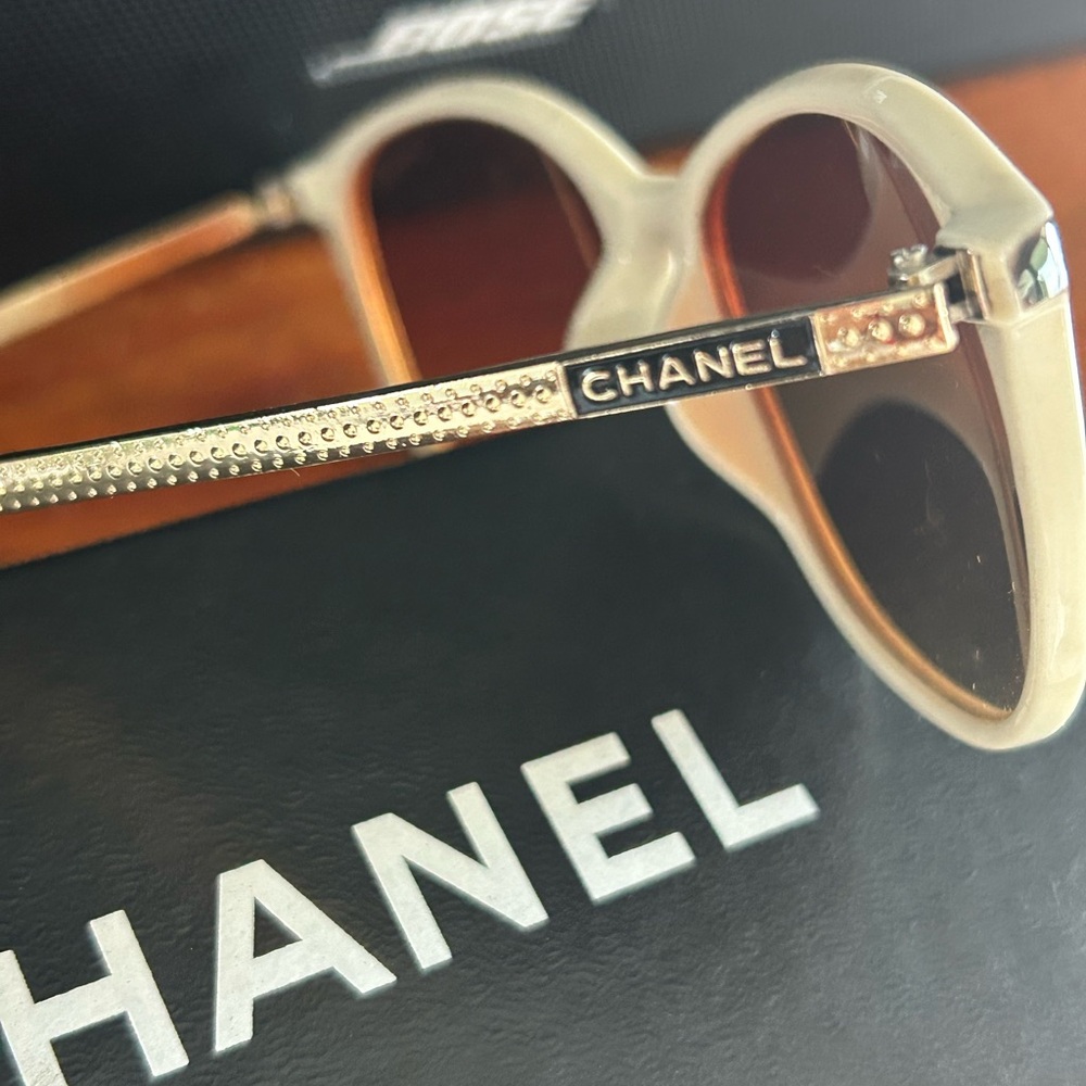 CHANEL Women's Black and Cream Colored Sunglasses New - Picture 2 of 6